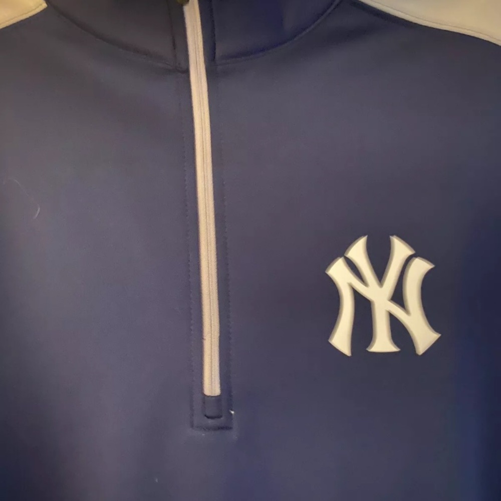 MLB Genuine Merchandise Mens Yankees Pullover